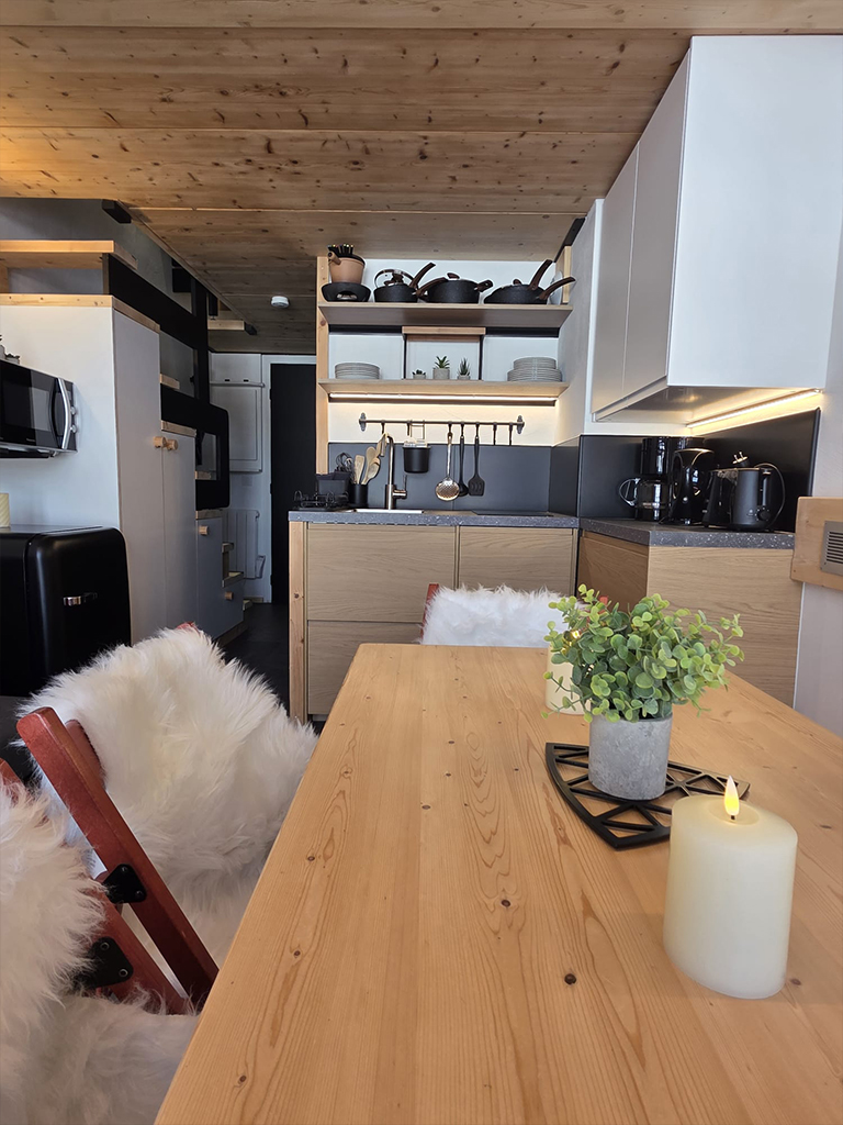 Cuisine / salle à manger après la rénovation d'un duplex aux Arcs 1800