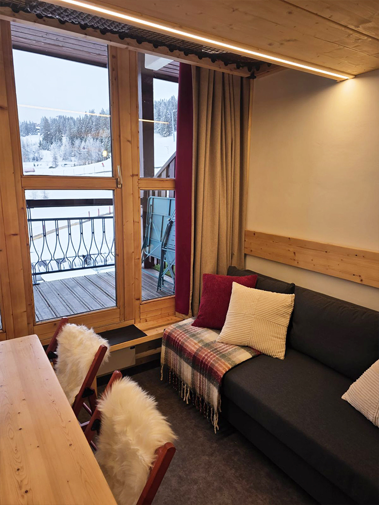 Vue du salon / salle à manger après la rénovation d'un duplex aux Arcs 1800