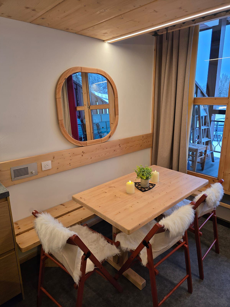 Espace salle à manger après la rénovation d'un duplex aux Arcs 1800