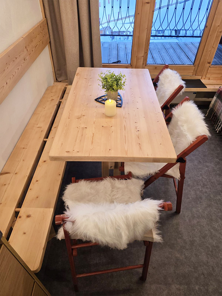 Espace salle à manger après la rénovation d'un duplex aux Arcs 1800