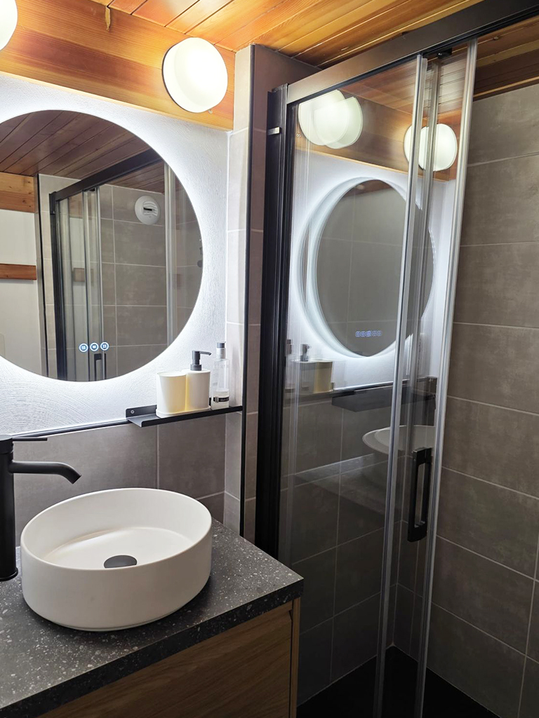 Salle d'eau après la rénovation d'un duplex aux Arcs 1800